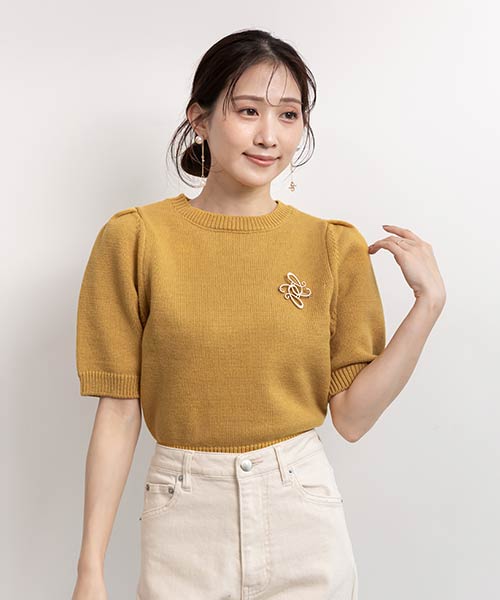 【SALE】モノグラムブローチ付ニットトップス