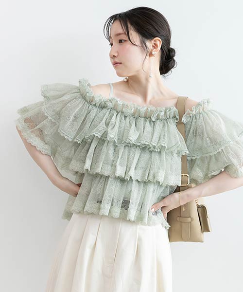 レースティアードオフショルダートップス