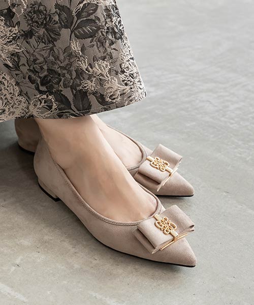 モノグラムパーツリボンフラットパンプス