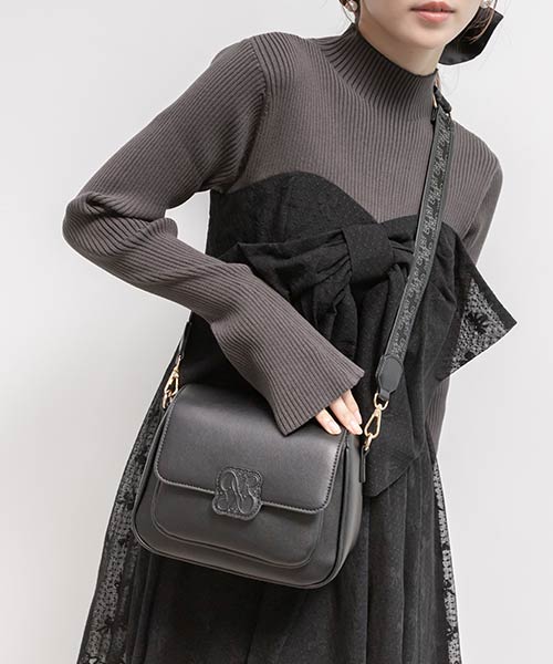 【再入荷】エンボスモノグラムショルダーバッグ
