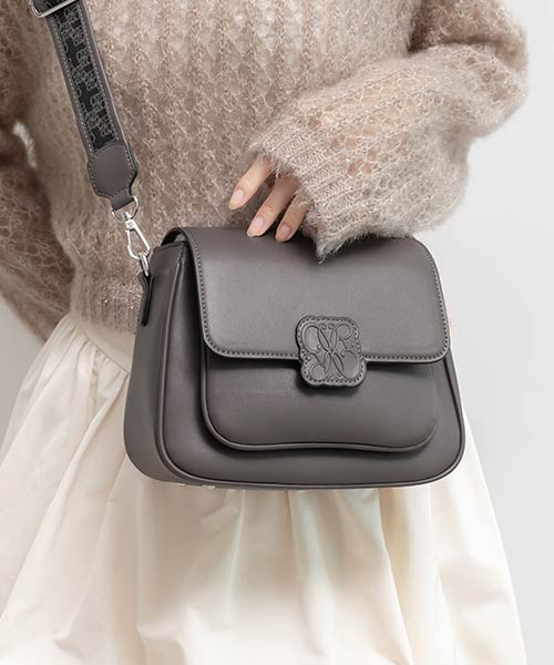 【再入荷】エンボスモノグラムショルダーバッグ