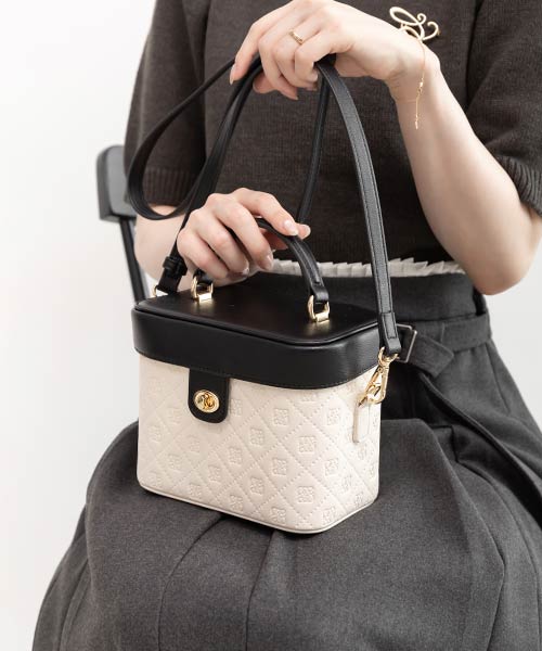 2WAY 型押しデザインバニティバッグ