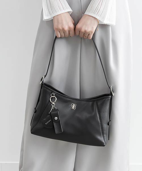 チャーム付きワンショルダーバッグ