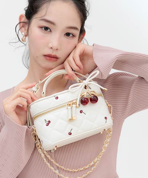 【Cherry ＆ Apple Collection】2WAY チャーム付き刺繍キルティングバニティバッグ