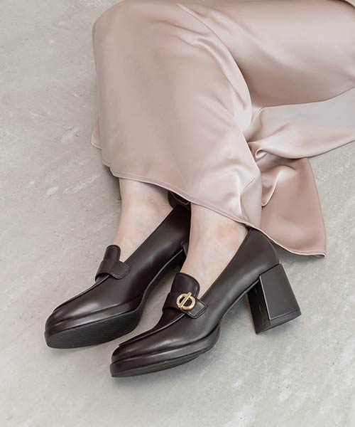 ゴールドバックルストームローファー