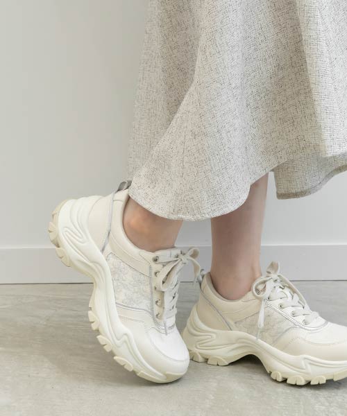 モノグラム刺繍デザインスニーカー