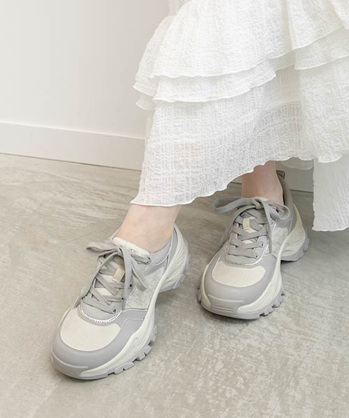 モノグラム刺繍デザインスニーカー