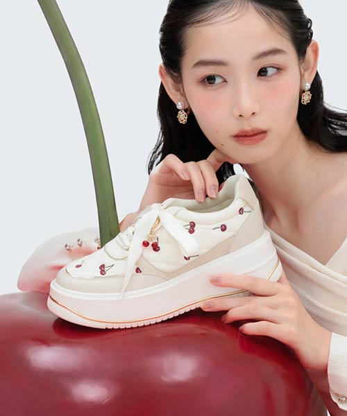 【Cherry ＆ Apple Collection】チャーム付き刺繍キルティングスニーカー