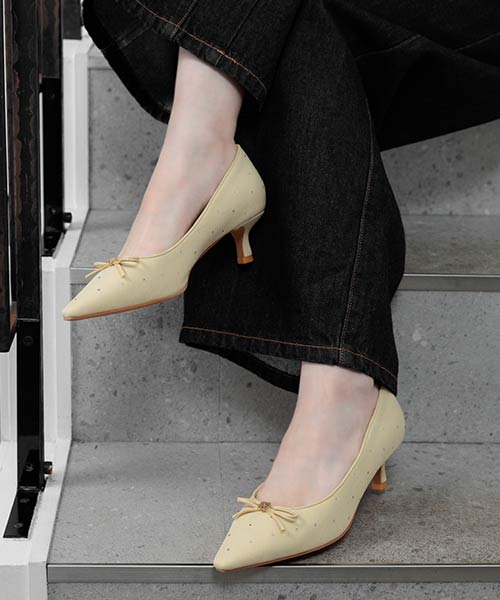 モノグラムパーツリボンパンプス