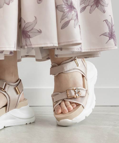 コンビマテリアル ビジューバックルサンダル