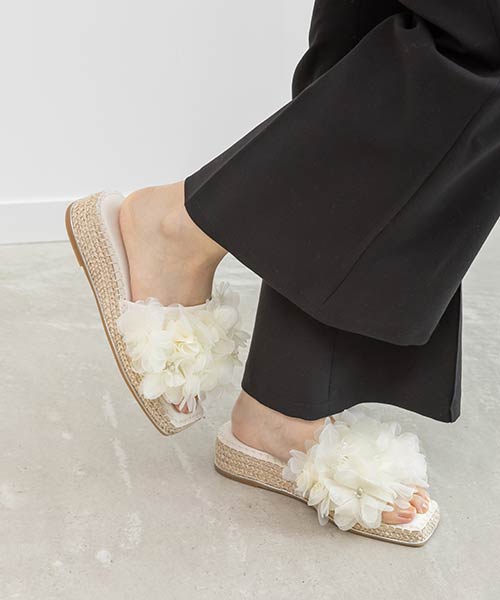 エアリーフラワーミュールサンダル