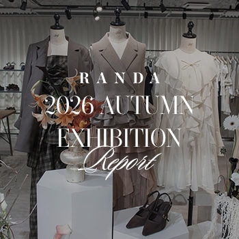 2026秋コレクションの世界観が広がる展示会の様子をお届けします。